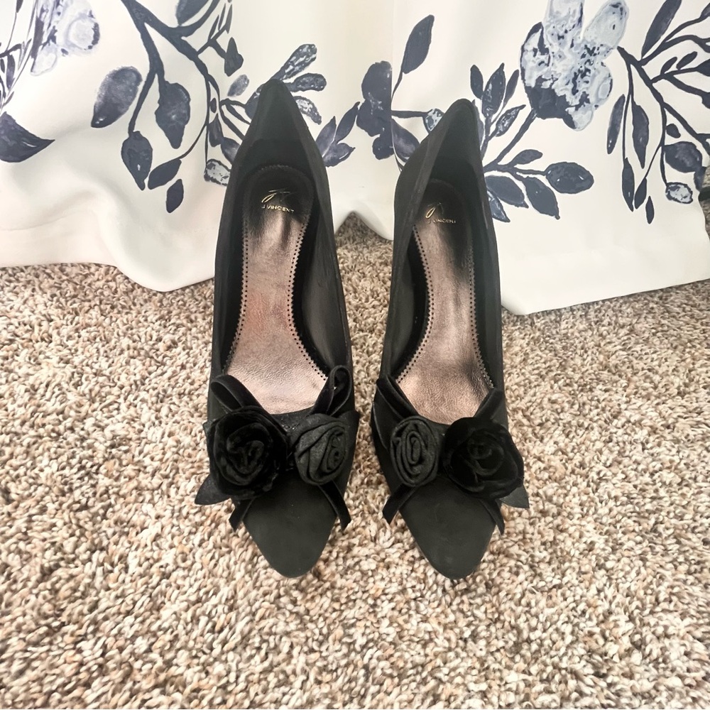 J Vincent Elegant Black Women's 3 inch Pumps with Rosette Adornment Size 8